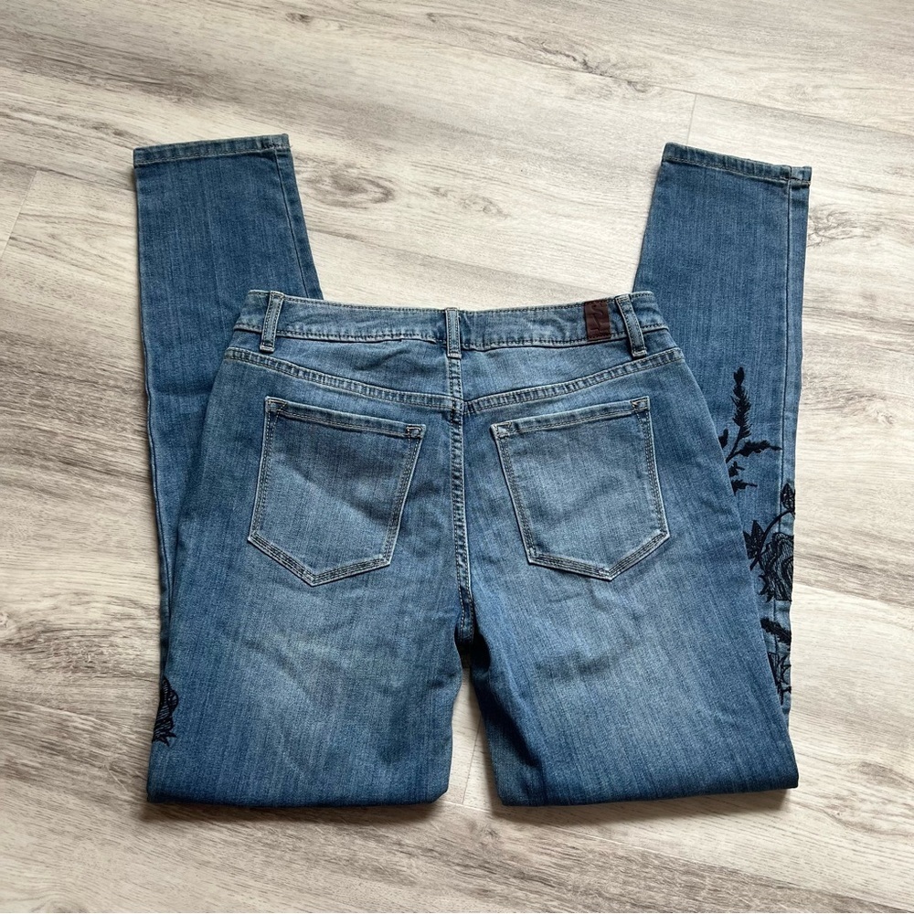 Vera Wang Jeans with Black Floral Embroidery - Picture 3 of 6
